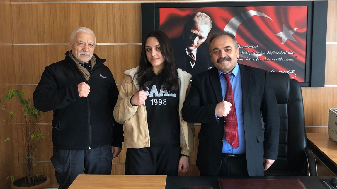 Yıldızlar Türkiye Kick Boks Şampiyonasında Okulumuz Öğrencisi Ceylin Leyla Gör' den Türkiye 3. lüğü